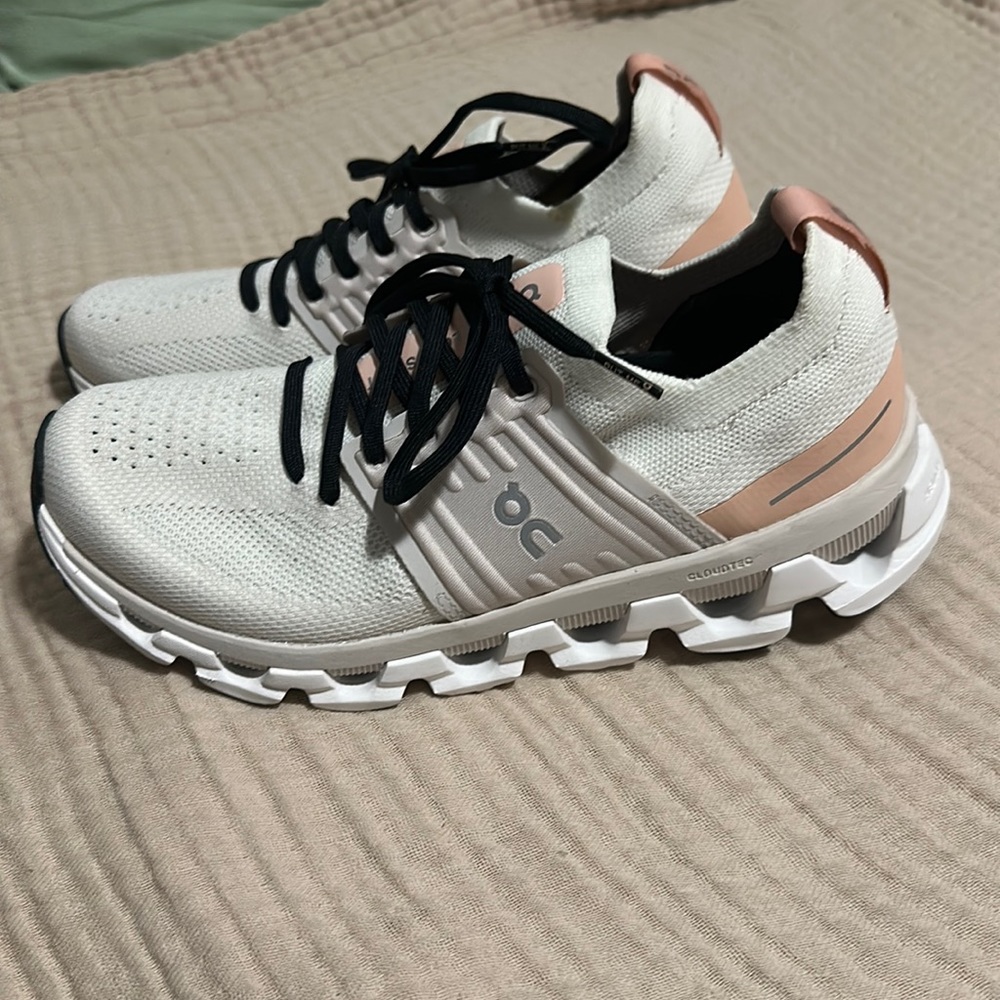 Women’s on cloud shoes size 7.5 (runs small and narrow)